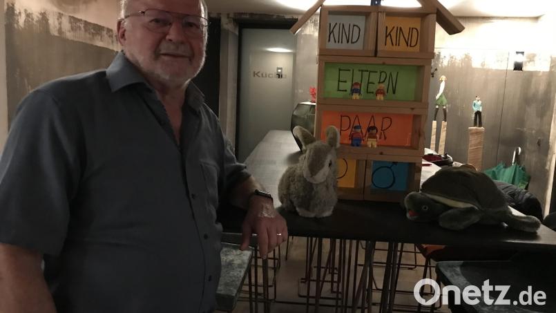 Sebastian Sonntag mit dem Lebenshaus, Hase und Schildkröte. Bild: mma