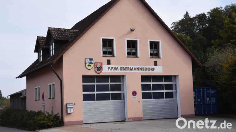Auch wenn das jetzige Feuerwehrgerätehaus schon aus allen Nähten platzt, kann auf Grund der finanziellen Planungen erst in einigen Jahren gebaut werden. Jetzt war man auf Standortsuche gewesen und favorisiert die ehemaligen Tennisplätze hinter der Erzweg Stub´n. Bild: bö
