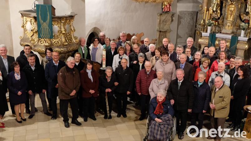 26 Jubelpaare treffen sich in der St. Johannes Baptista Kirche zu einer Andacht, um mit Pfarrer Wilfried Römischer das Eheversprechen zu erneuern. Anschließend gibt es ein gemütliches Beisammensein im Gemeindehaus. Bild: le