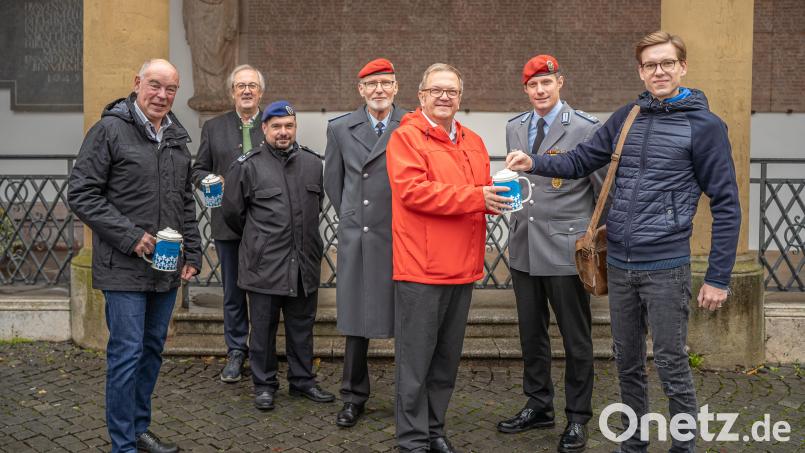 Auf dem Amberger Marktplatz wurde die diesjährige Sammlung zugunsten des Volksbundes Deutsche Kriegsgräberfürsorge begonnen. Mit dabei waren Bürgermeister Martin Preuß (rote Jacke), der stellvertretende Landrat Franz Mädler (Zweiter von links), Kümmersbrucks Bürgermeister Roland Strehl (links) und Vertreter der Bundeswehr. Bild: Michael Golinski/Stadt Amberg/exb