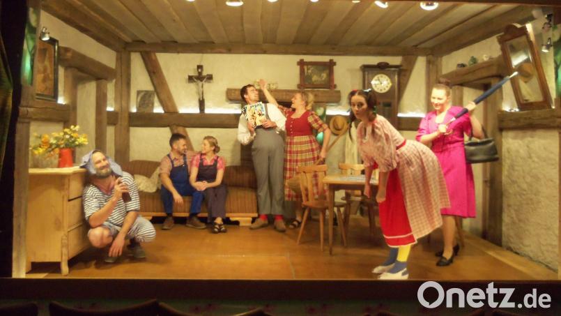 Nach achtjähriger Zwangspause kehrt die &quot;Stoapfälzer Theatergruppm&quot; an den Ort ihrer Gründung zurück: In der Zoiglstube &quot;Rechersimer&quot; in Röthenbach am Steinwald führt sie ab 3. November den Bauernschwank &quot;Der Lebensretter&quot; auf. Bild: bjp