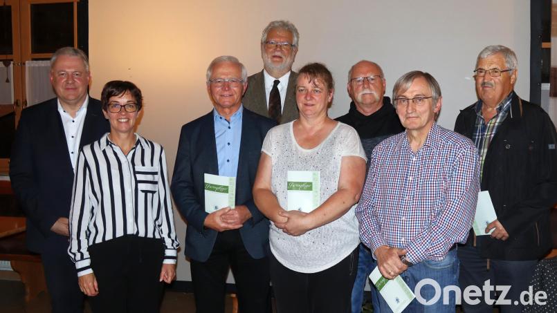Fünf Gartenpfleger bekamen ihre Urkunden (von links):Kreisverbandsvorsitzender Richard Reisinger, Kreisfachberaterin Michaela Basler, Roland Maier (OGV Hirschau), Harald Gebhardt, Leiter des Amts für Landwirtschaft und Forsten Amberg-Neumarkt, Daniela Dotzler (OGV Großschönbrunn), Günter Wonneberger (OGV Obersdorf), Heinz Pickel (OGV Augsberg) und Josef Blödt (OGV Haselmühl). Bild: mfh