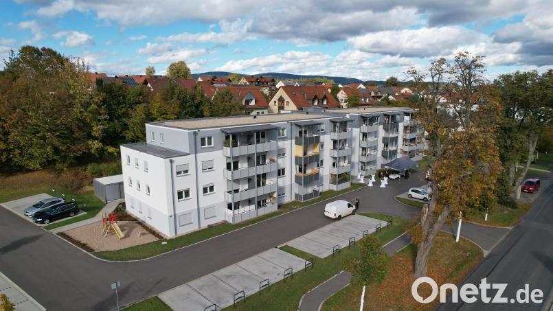Die neue Wohnanlage in der Kemnather Straße. Nachdem nun alle 32 Wohnungen belegt sind, wurde die Segnung des neuen Hauses nachgeholt. Bild: rw