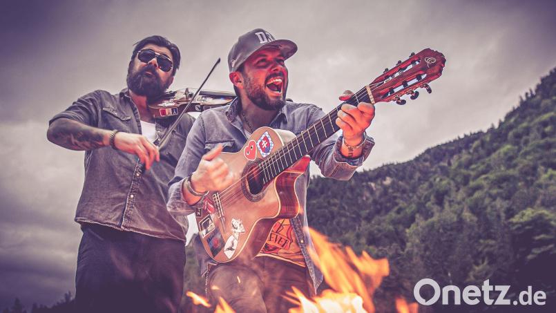 Django 3000 kommen bei ihren Konzerten in Sulzbach-Rosenberg ohne Steckdose aus. Bild: mike@heider.pics/exb