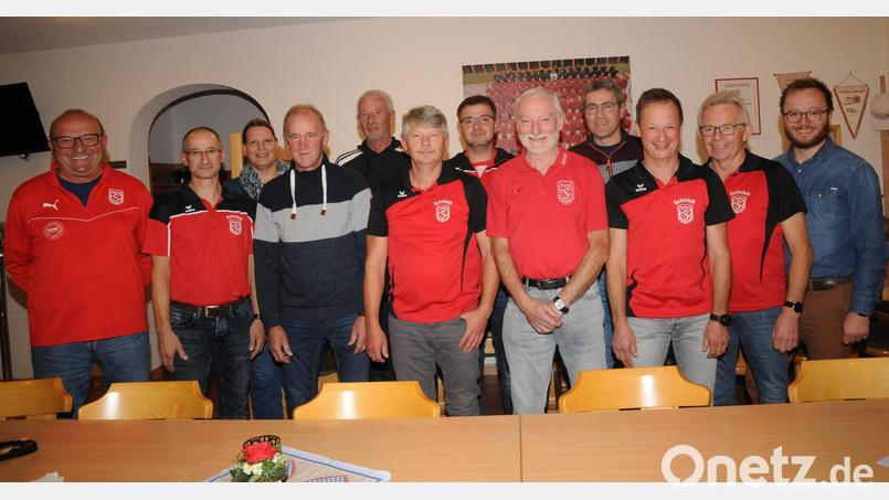TSV-Hauptvereinsvorsitzender Josef Windirsch (links) freut sich über die Wiederwahl von Abteilungsleiter Christian Enslein, Stellvertreter Robert Franz, Kassier Josef Seibert, Schriftführer Wolfgang Kleiner, Sportwart Alpin Alexander Schön, Sportwart Nordisch Max Müllhofer (vordere Reihe von links), Christoph Müllhofer (rechts)p lobt als Vertreter der Stadt die tolle Kinder- und Jugendarbeit im TSV Schiclub. Bild: bey
