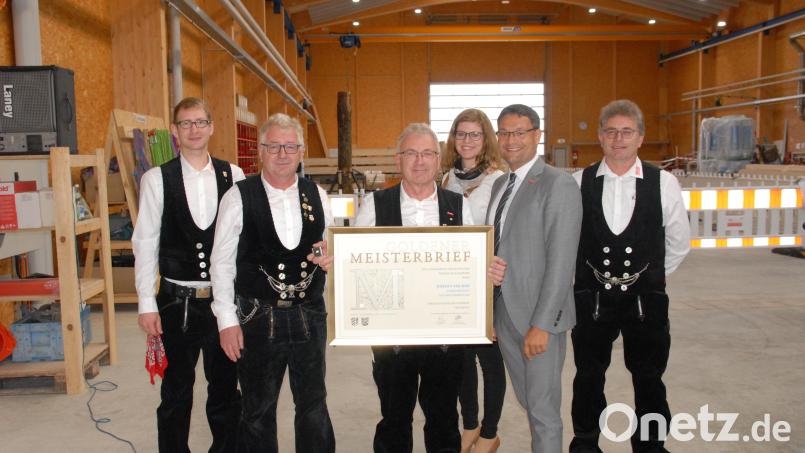 Bei der Verleihung des Goldenen Meisterbriefs (von links) Fabian Fischer, Reimund Fischer, Johann Fischer, Katrin Fischer, Alexander Stahl und Richard Fischer. Bild: pop
