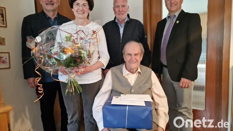 Josef Robl, Tochter Rita Knopp, Immo Wimmer, Dietmar Schaller (hinten, von links) gratulieren Jubilar Wilhelm Knopp (vorne). Bild: R. Kreuzer