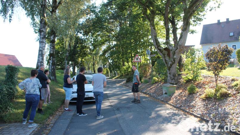 Der Zustand einer an der Grundstücksgrenze stehenden Eiche (rechter Straßenrand) machte einer Zessauer Familie Sorgen. Doch nach einem Ortstermin des Bauausschusses und weiteren Prüfungen entschied der Gemeinderat, den als stabil befundenen Baum stehen zu lassen und nur die Krone von Totholz zu befreien. Bild: bjp