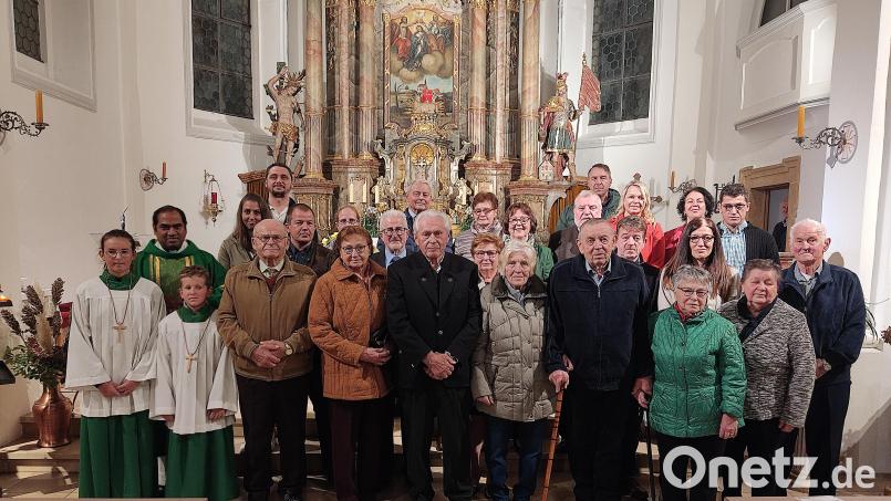 Pfarrer Benny Joseph segnet die 13 Jubelpaare, die zwischen 10 und 60 Jahre lang verheiratet sind. Bild: bk