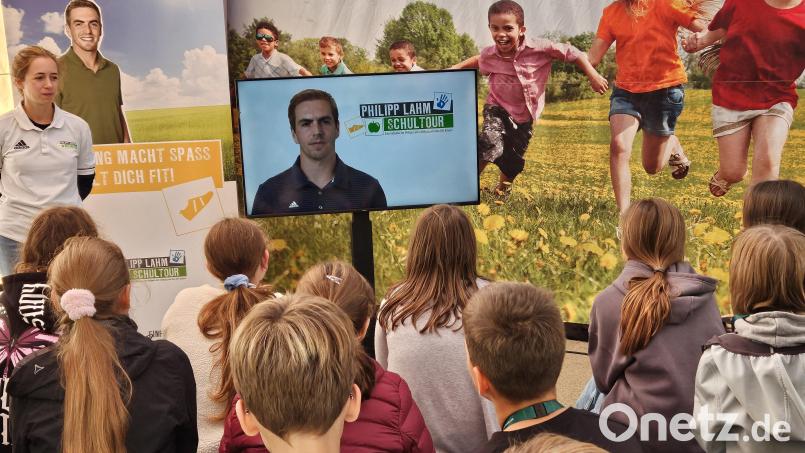 Schüler hören gebannt einem kurzen Videobeitrag von Philipp Lahm zu. Bild: Sitzmann/exb