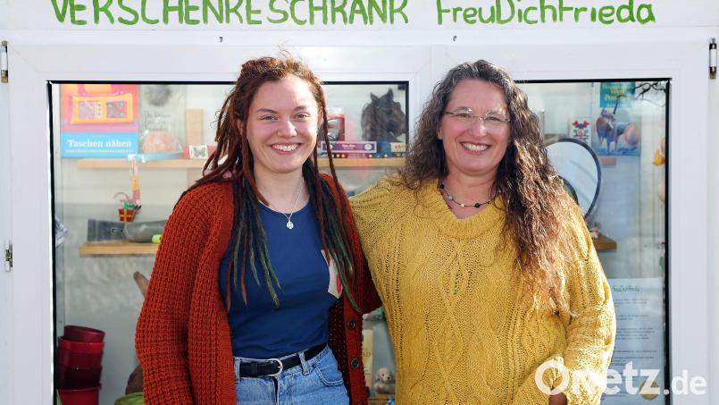 Paula (links) und Margit Haberberger hatten die Idee, diesen Verschenkeschrank aufzustellen. Bild: Wolfgang Steinbacher