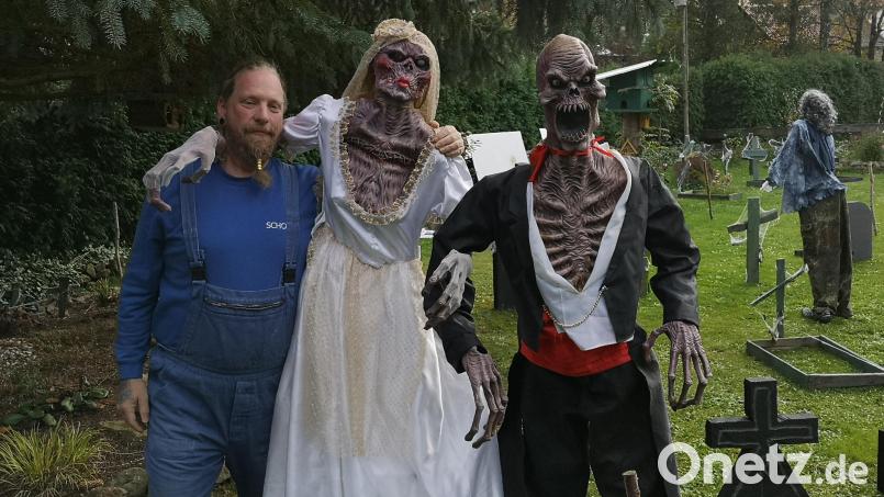 Wolfgang Fleischer hat sich in seinem Garten zu einem Grusel-Brautpaar gesellt, das er wie viele andere Dinge schon aufgebaut hat. An Halloween wird er sich selbst kostümieren und in eine furchteinflößende Gestalt verwandeln. Bild: lnz