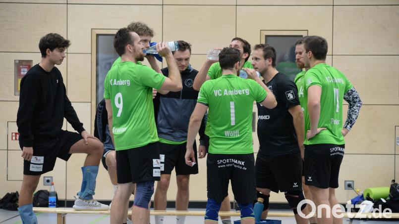Die Volleyballer des VC DJK Amberg sammeln sich während einer Auszeit. In Friedberg verloren die Oberpfälzer glatt mit 0:3. Bild: Andreas Brückmann