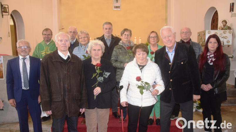 Die Ehejubilare des Jahres 2024. Josef und Maria Gruber sowie Monika und Rudolf Steiner (vorne, von rechts) sind 60 Jahre verheiratet und feierten so Diamantene Hochzeit. Bild: fz