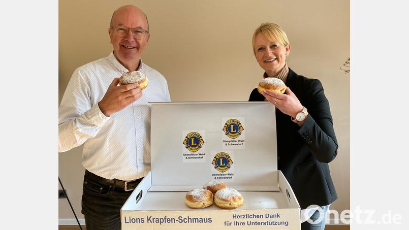 Zum reinbeißen: Martina Lampier, Präsidentin des Lions Clubs Oberpfälzer Wald, und Bernhard Gruber, Vizepräsident der Schwandorfer Lions, testen schon mal die Krapfen. Die Aktion Krapfenschmaus läuft in diesem Jahr am 13. November. Bestellungen von Firmen werden gerne entgegen genommen. Bild: Lampier/exb