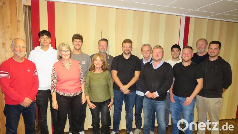 Die neue Vorstand der Tennisabteilung des SV Altenstadt/WN. Werner Gößl (Siebter von links) löste Reinhold Kindl (links) als Abteilungsleiter ab. Bild: adj