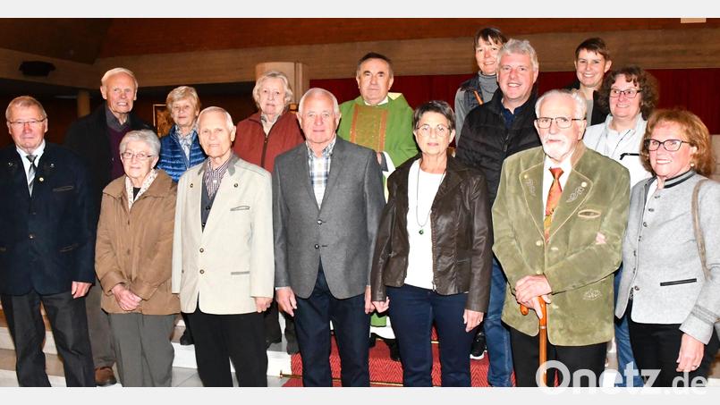 Sechs Ehepaare aus der Pfarrei Aschach-Raigering feiern mit Pfarrer Eduard Kroher und den beiden Sprecherinnen des Pfarrgemeinderates, Kerstin Püschl und Julia Feiler (hinten, von rechts) ihr rundes Ehejubiläum. Bild: sche