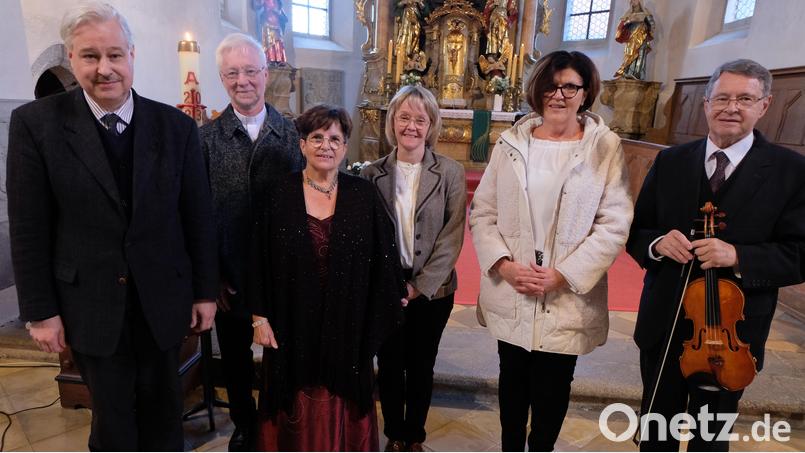 Einen tiefen Eindruck hinterließ das Benefizkonzert am Sonntag in der evangelischen Pfarrkirche St. Johannes Baptista. Von links: Kantor und Gesamtleiter Andreas Kunz, Pfarrer Wilfried Römischer, Hildegard Zoltziar, Susanne Wagner, Erika Römischer und Winfried Siller. Nutznießer war das Hospiz in Neustadt/WN Bild: le