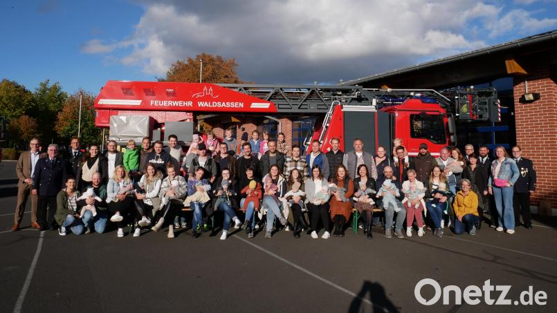 Die Familien mit Neugeborenen mit (von links) Bürgermeister Bernd Sommer, Feuerwehr-Vorsitzender Dr. Wolfgang Fortelny, Kommandant Tobias Tippmann und (von rechts) Kommandant Uwe Friedrich (Feuerwehr Querenbach), Diana Männer, Christoph Frank (Kommandant Feuerwehr Kondrau), Stefanie Werner (Eltern-Kind-Gruppe) und Klaus Grötsch (Kommandant Feuerwehr Münchenreuth). Bild: flm