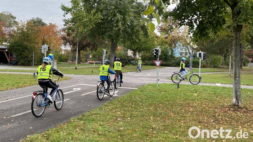In der Jugendverkehrsschule der PI Schwandorf lernen, die Kinder, sich sicher im Straßenverkehr zu bewegen. Bild: PP-OPF/exb