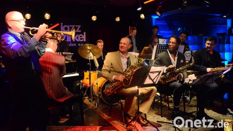 Spontan tritt der ehemalige Band-Trompeter Tom Kirkpatrick beim Jazz-Zirkel im &quot;Bistrot Paris&quot; auf und unterstützt seine Kollegen vom &quot;Claus Raible International Tentett&quot;. Bild: Kunz