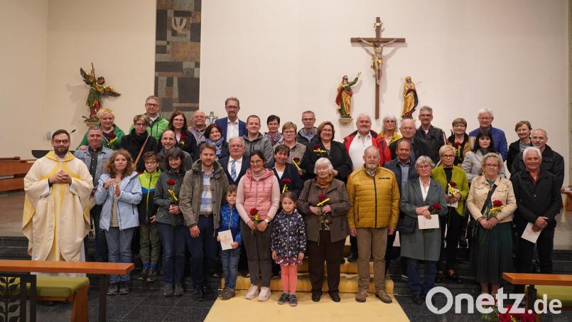 Ihr Ehejubiläum feiern die Paare in der Pfarrkirche in Poppenricht. Bild: Stefan Hüttl/exb
