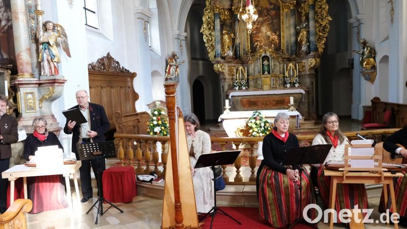Die Gottesmutter vor ansprechender Kulisse zu ehren, ist den drei Gruppierungen in der Miesbergkirche in besonderer Weise gelungen. (Von links) &quot;Sie und de Zwoa&quot;, Veronika Miller-Wabra mit Harfe und die &quot;Schönseer Moidla&quot; Bild: mab