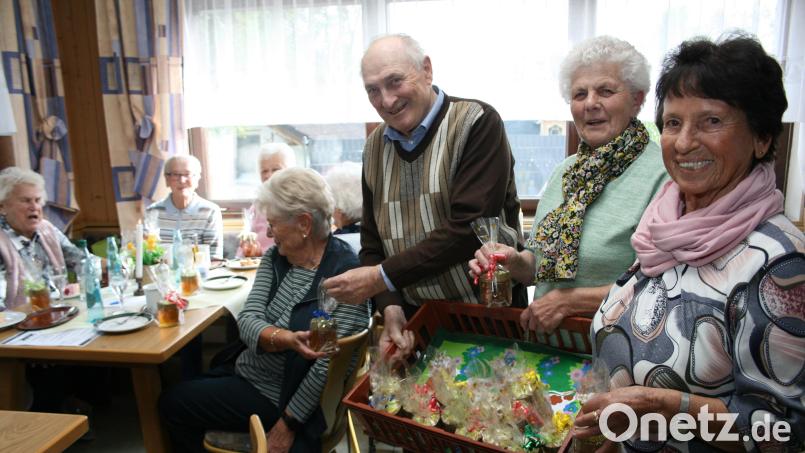 Theo Höfer verteilte mit Martha Höfer und Hedwig Wendl (rechts) Geschenkpackungen mit Honig an die Senioren. Bild: roh