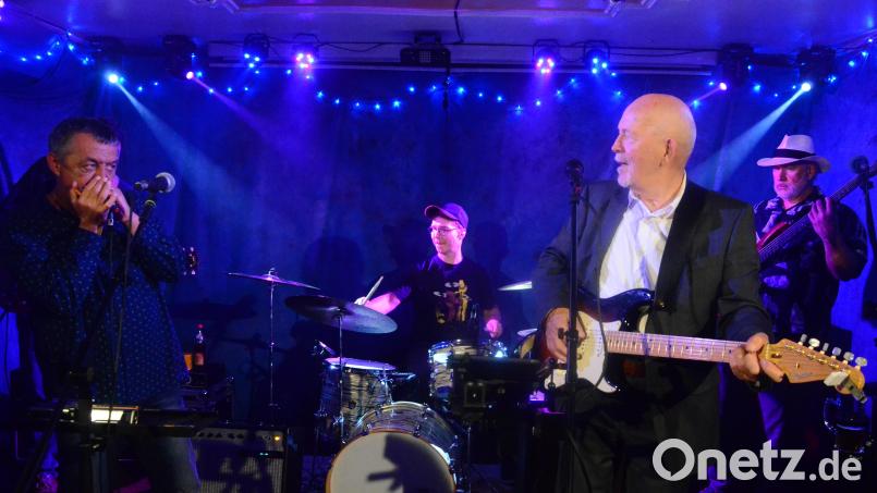 Die &quot;Fullhouse Blues Gang&quot; aus Regensburg präsentiert sich mit neuem Drummer im Parapluie in Weiden. Bild: Kunz