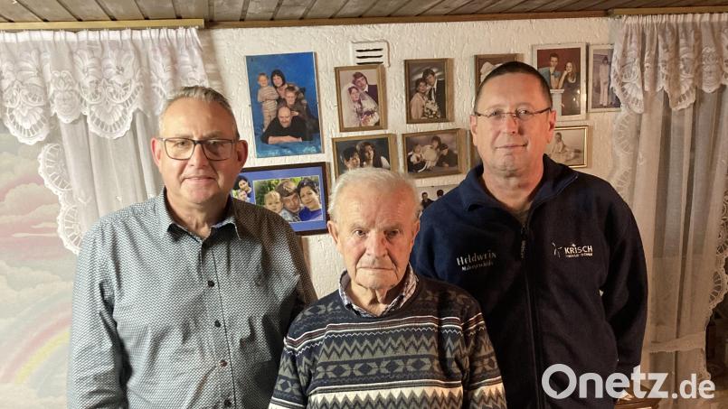 Jubilar Rudi Bäuml mit Klaus Sladky (rechts), Vorsitzender der Blaskapelle, und OWV-Vorsitzenden Bernd Schwamberger (links). Bild: Toni Freundl exb