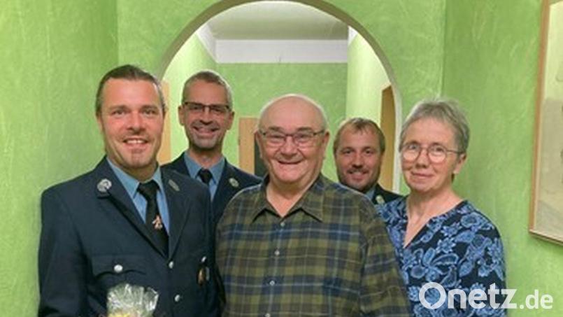 Im Bild: (von links) Zweiter Vorsitzender Wolfgang Lindner, Vorsitzender Markus Gmeiner, Siegfried und Dorothea Flogaus sowie Kommandant Josef Richtmann. Bild: Feuerwehr Ellenfeld/exb