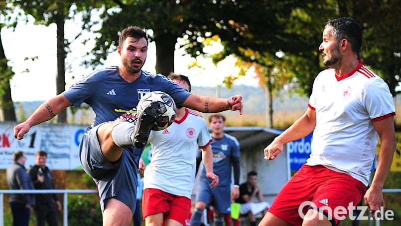 Die SpVgg Wiesau setzte mit dem 1:2 gegen den TSV Konnersreuth ihre Talfahrt fort. Hier spielt Paul Lang (links) den Ball vor dem Wiesauer Spielertrainer Muhammet Dal. Bild: Thomas Schrems
