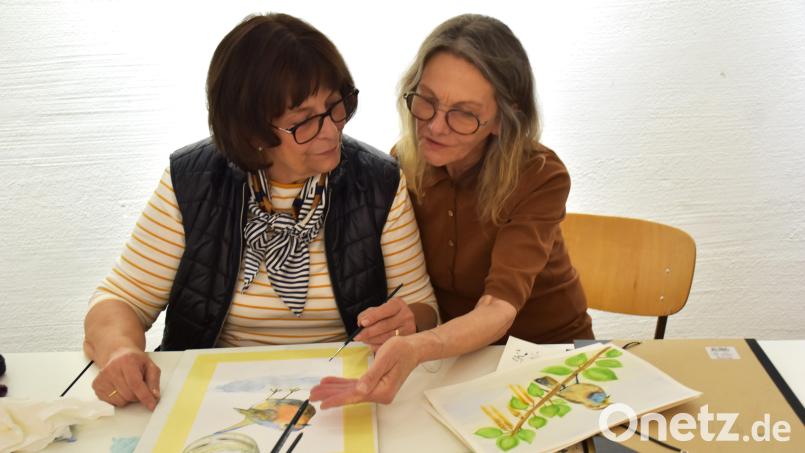 Kursleiterin Hanne Heck (rechts) zeigt Johanna Maurer, wie die Augen eines Vogel mit Aquarellfarben richtig gemalt werden. Bild: ubb