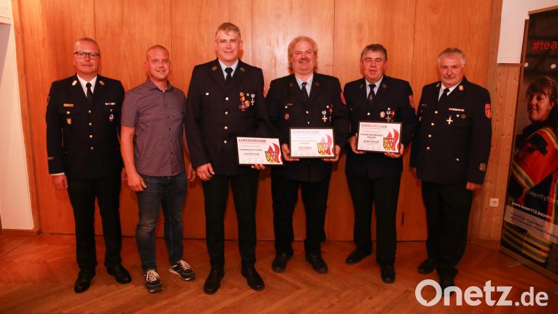 Ehrung im Inspektionsbereich der Feuerwehren im nördlichen Landkreis Amberg-Sulzbach: (von links) Kreisbrandrat Christof Strobl, der Königsteiner Bürgermeister Jörk Kaduk, die ausgezeichneten Stefan Steger, Rudi Linhard und Helmut Schlenk sowie Kreisbrandinspektor Hans Sperber. Bild: egl