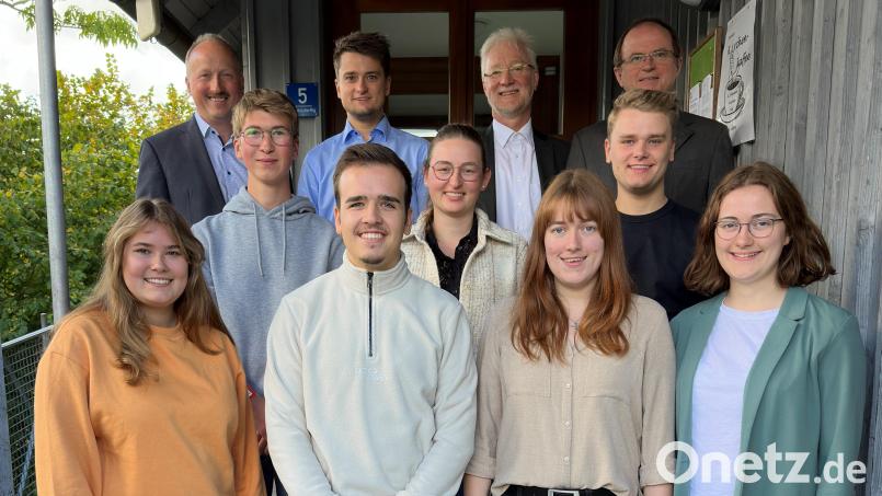 Das ist der neue Vorstand des Flosser Posaunenchors. Vorne: Helena Scherm, Jonathan Bär, die neue Chorleiterin Tanja Riedel und Judith Riedel. Mittlere Reihe: Matthias Schieder, Kassiererin Franziska Lang und David Meierhöfer. Hintere Reihe: Wolfgang Lang, Simon Meierhöfer, Pfarrer Wilfried Römischer und Obmann Richard Riedel. Bild: le