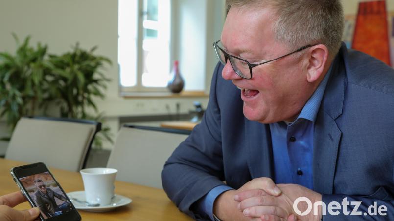 Oberbürgermeister Michael Cerny sieht sich Porträtfotos an, die mit Hilfe künstlicher Intelligenz entstanden sind. Bild: Wolfgang Steinbacher