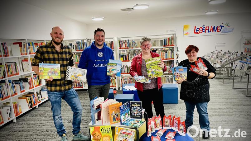 Aus dem Erlös verschiedener Aktionen kaufte Round Table (RT) Amberg 29 Bücher und 13 Tonies (Hörspiele) im Gegenwert von 560 Euro für die Stadtbibliothek. Die Spenden übergaben (von links) Bastian Prechtl und Stefan Fuchs als Vertreter von RT an Leiterin Bettina Weisheit und Mitarbeiterin Sabine Gilch. Bild: usc