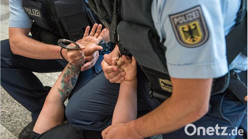 Ein 39-Jähriger sollte wie auf diesem Symbolbild gefesselt werden, nachdem er sich gegen eine Kontrolle zur Wehr setzt. Dabei greift er nach der Dienstwaffe der Polizisten. Symbolbild: Bundespolizei/exb