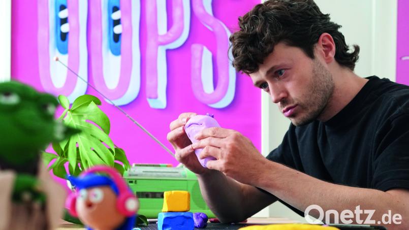 Formen, modellieren, mit den Händen arbeiten: Beim Arbeiten mit Knete ist Andi Meier in seinem Element. Am Ende stehen kleine Knet-Kunstwerke, deren Abbilder von weltbekannten Firmen gekauft werden. Bild: Andi Meier