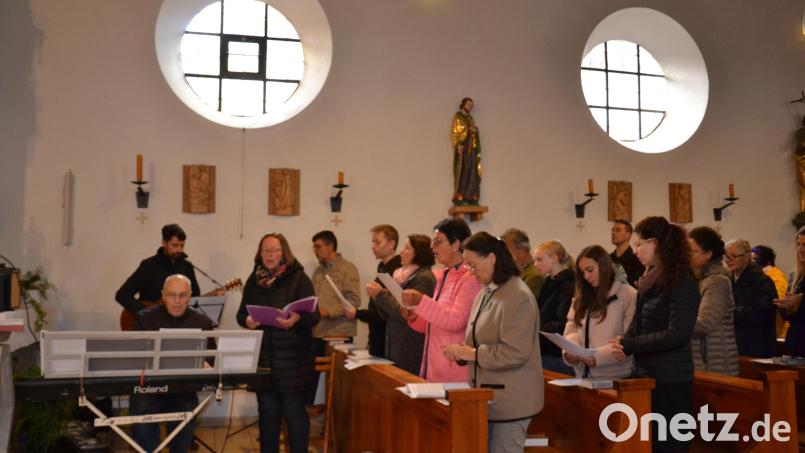 Die Sängerinnen und Sänger sangen Lieder aus dem Kongo. Der Gottesdienst wurde im kongolesischen Ritus gefeiert. Bild: gi