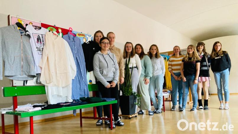 Ein großartiger Erfolg war laut Angaben die erste Kleidertauchbörse an der Mädchenrealschule Waldsassen. Bild: Tina Hartung/exb