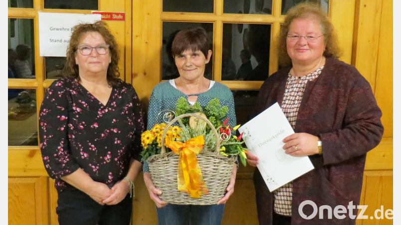 Vorsitzende Regina Fichtl (links) und Kreisfachberaterin Heidi Schmid (rechts) ehrten Katharina Schmidt für 35 Jahre Vereinszugehörigkeit. Bild: Schlehuber/exb