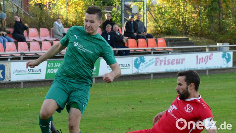 Patrick Greindl (rechts), Kapitän des TV Nabburg, klärt im letzten Moment vor dem Stullner Tobias Lippert. Bild: ham