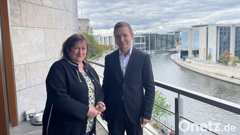 Planspiel im Bundestag: Maximilian Ost mit MdB Marianne Schieder. Bild: Büro Schieder/exb