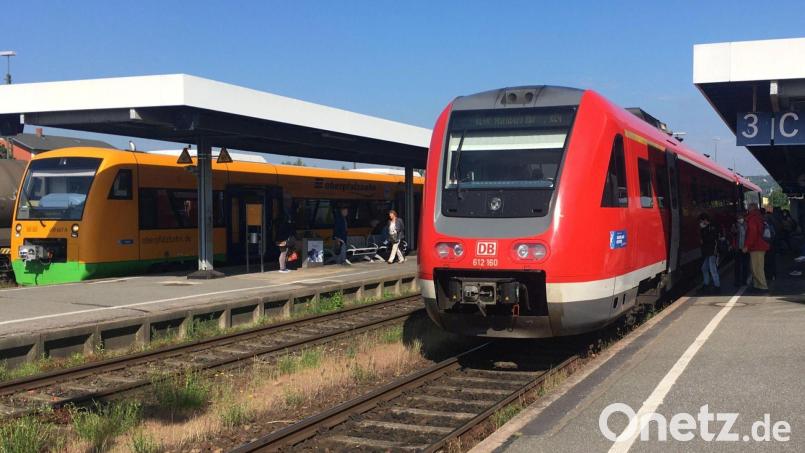 Weil er meint, seinen Zielbahnhof Schwandorf verpasst zu haben, zieht ein 27-Jähriger die Notbremse. Archivbild: ihl