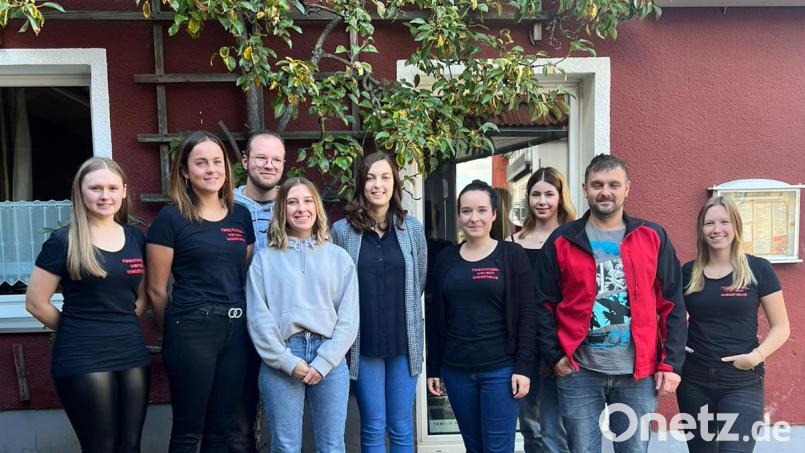 Annalena Ring (Mitte) ist neue Chefin beim Faschingsverein Waidhaus, Stellvertreter ist Markus Mösbauer, erneute Wahl (Zweiter von rechts), Schriftführerin Saskia Kleber (rechts), Kassiererin Michelle Bauer (Vierte von links), Beisitzer Sophie Deinl (Zweite von links) und Kerstin Kramer (links), Kassenprüfer Julian Kleber (Dritter von links) und Theresa Betz (Dritter von rechts). Bild: Nadine Böhmler/exb