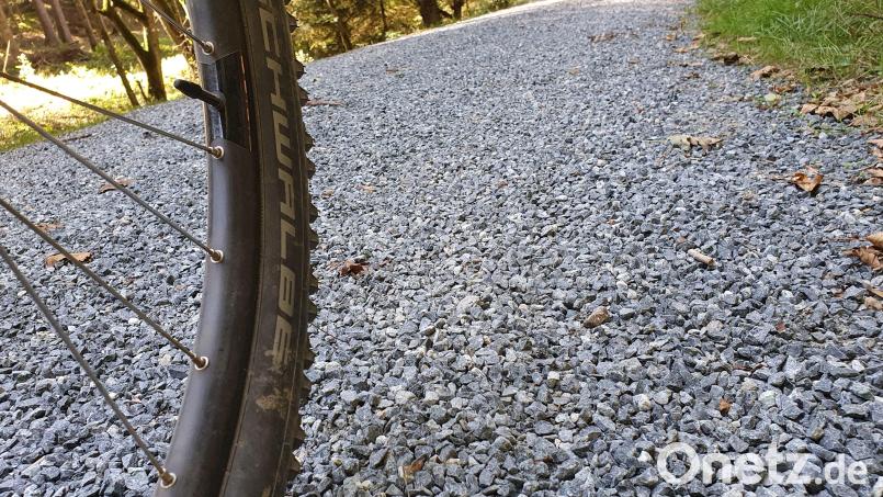 Sieht schön aus, ist aber zum Radfahren weniger geeignet. Seit die Wege im Waldnaabtal im Frühjahr mit Splitt und Schotter aufgeschüttet worden sind, gibt&#039;s immer wieder Beschwerden. Bild: Lowak