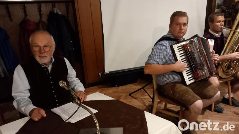 Zu den Oberpfälzer Mundart-Texten von Dieter Radl steuern Jonas Trobel und Lukas Graf (von links) die passende Musik bei. Bild: hka