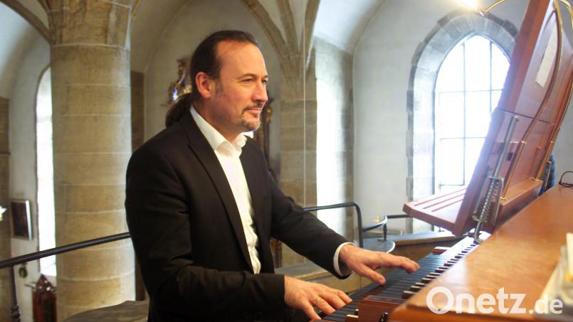 Matthias Grünert, Kantor der Frauenkirche Dresden, spielte am Sonntag die Orgel in der Kemnather Stadtpfarrkirche. Bild: stg