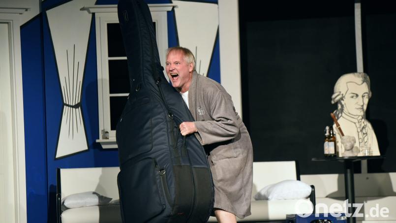 Der Musiker (Urban Luig) und sein Kontrabass. Bild: Tobias Schwarzmeier